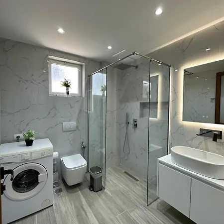 ゲストハウス Xhuliano