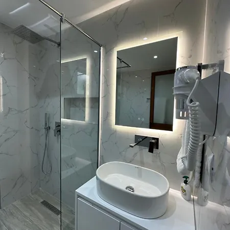 ゲストハウス Xhuliano