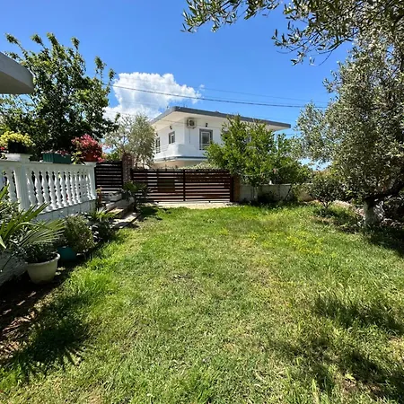 Xhuliano ゲストハウス 4*